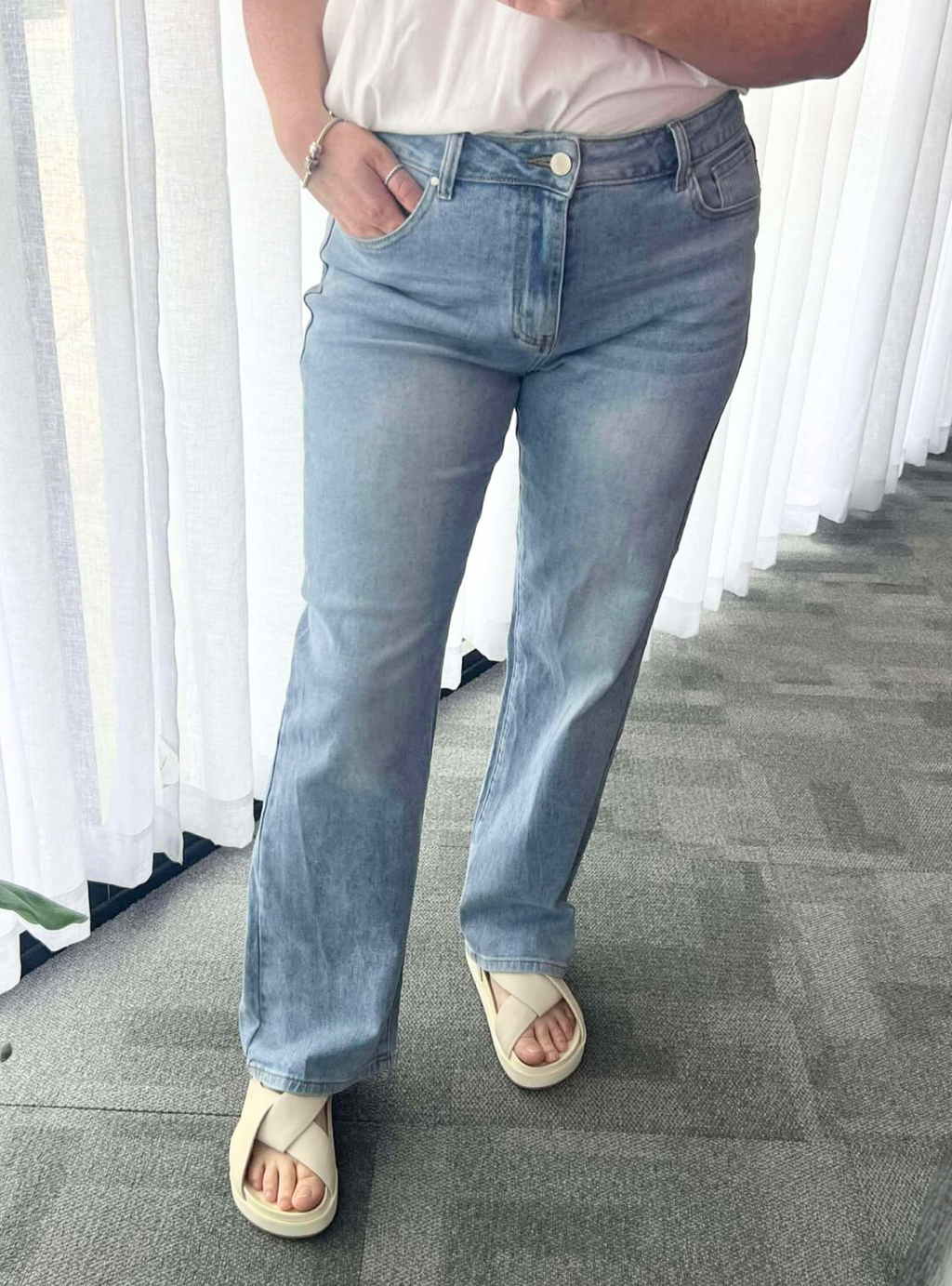 CASSIE STRAIGHT LEG JEAN - Denim