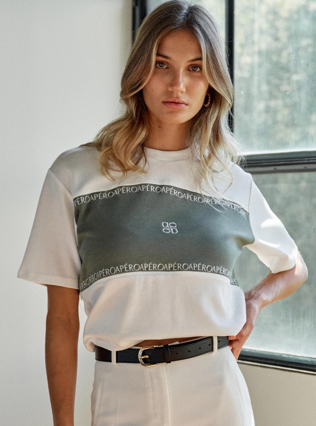 OLIO EMBROIDERED PANEL TEE - White/Forest Green