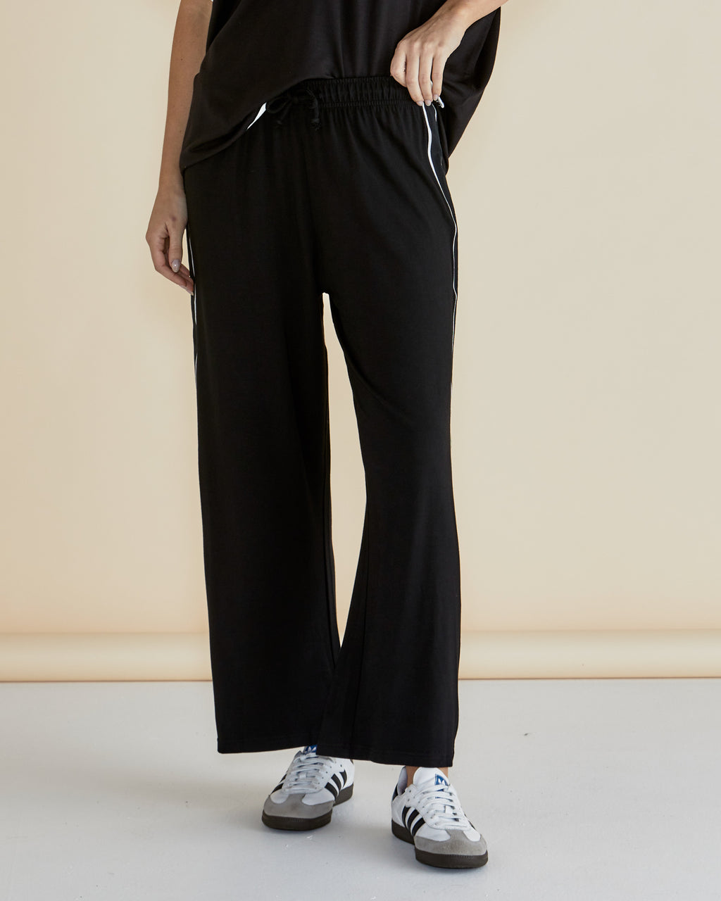 EVELYN WIDE LEG JOGGER - Black