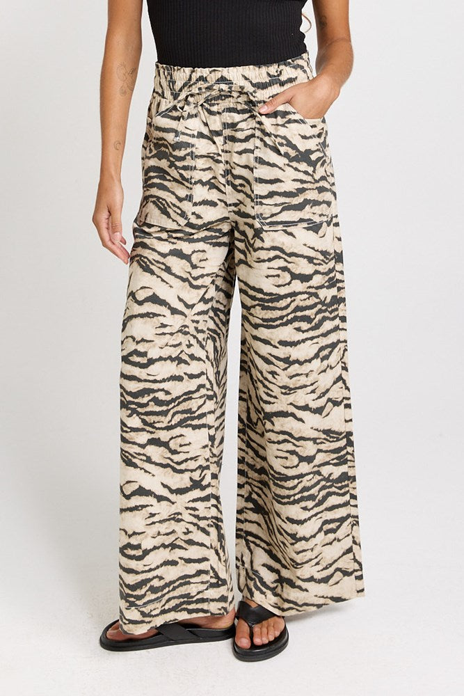 Betty Basics Saffra Relax Leg Jean in Animal