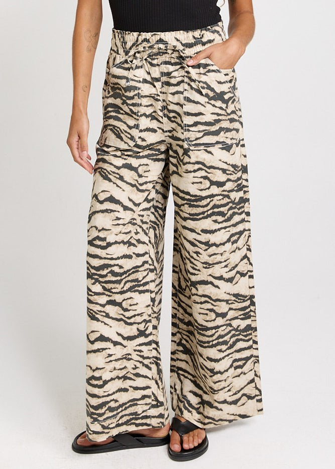 Betty Basics Saffra Relax Leg Jean in Animal