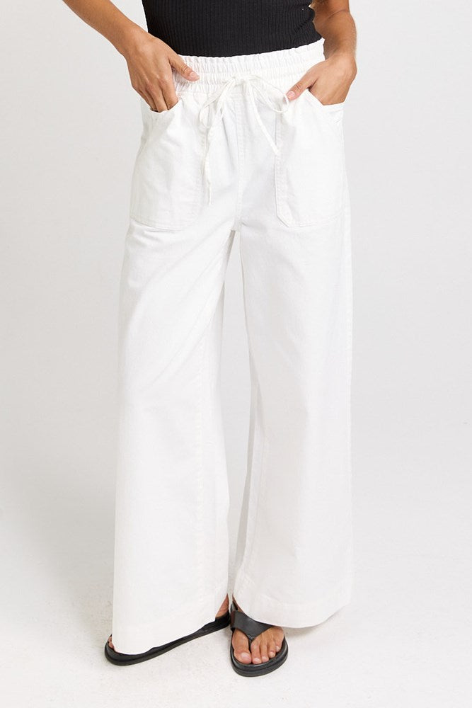 Betty Basics Saffra Relax Leg Jean in White