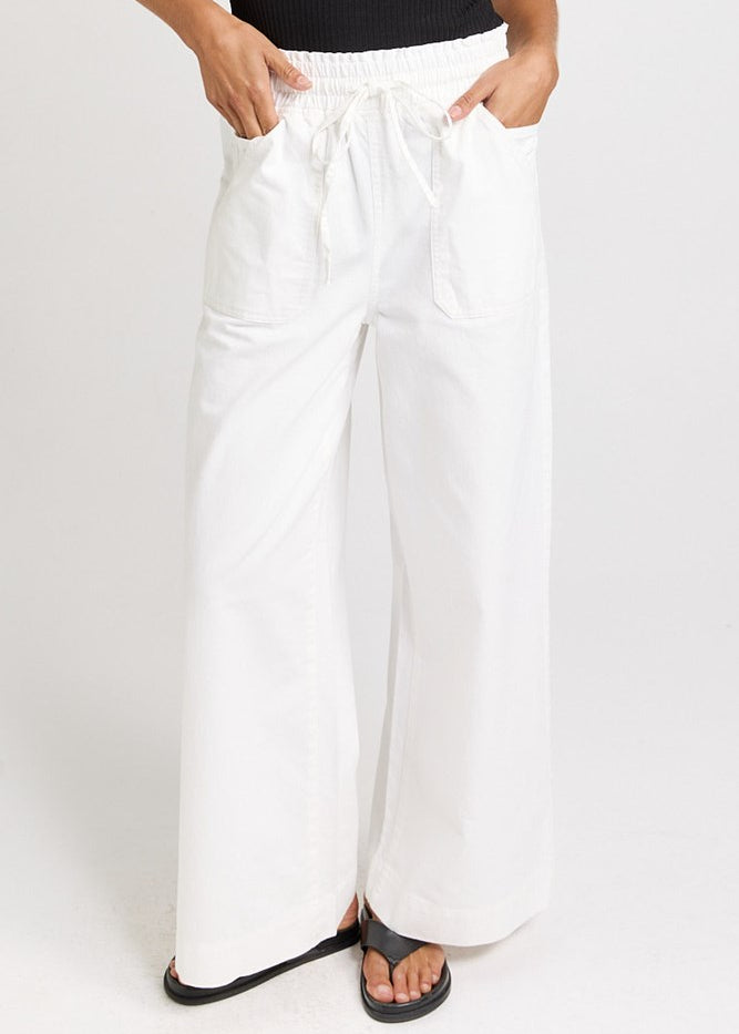 Betty Basics Saffra Relax Leg Jean in White