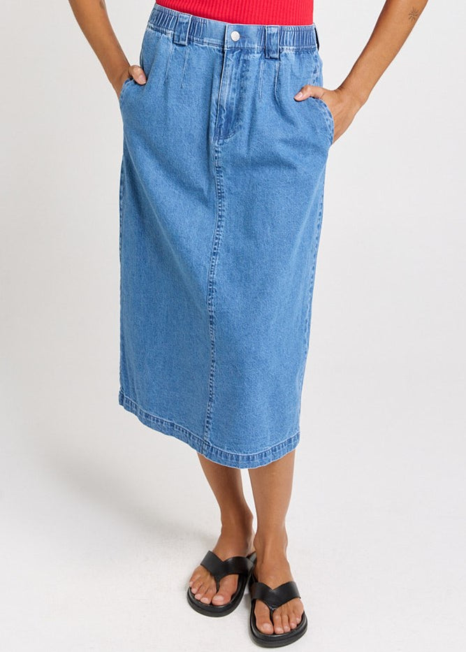 Betty Basics Solange Midi Denim Skirt in Medium Wash