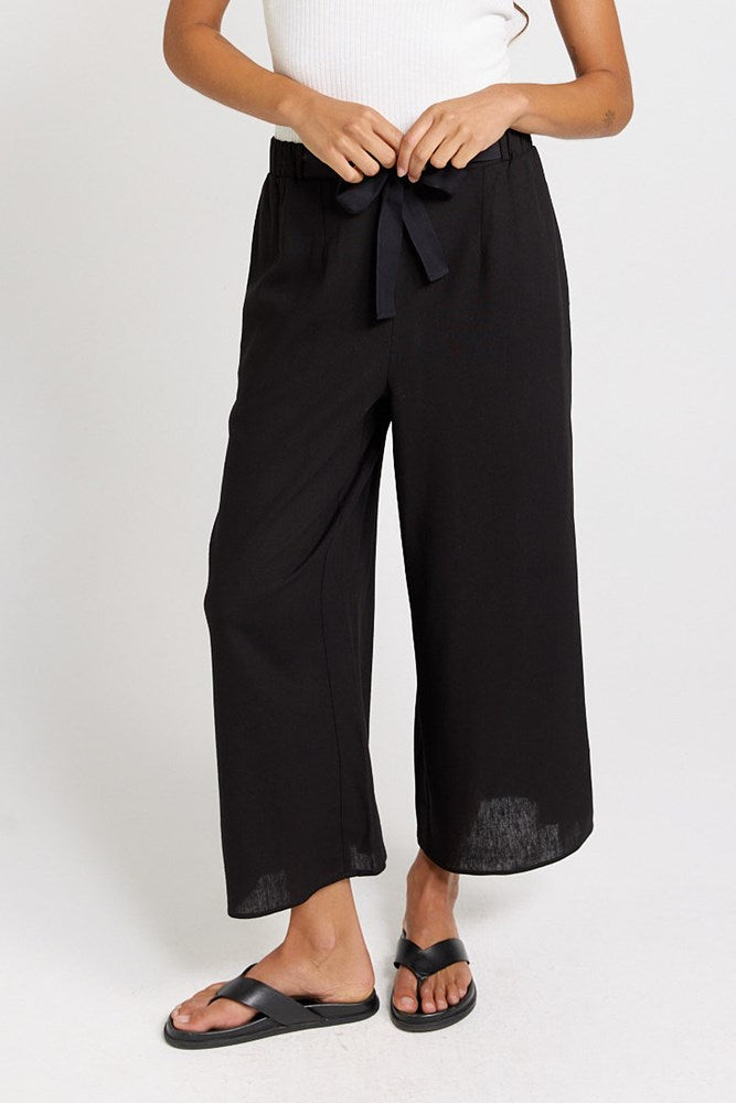 Betty Basics Bella Crop Pants in Black