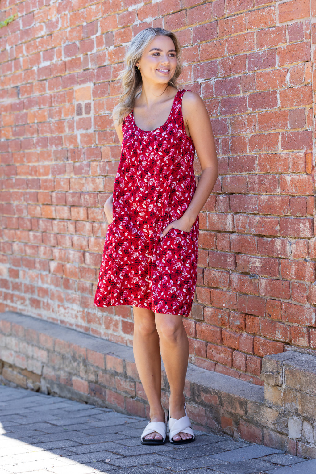 HOLLY SLEEVELESS DRESS - Red Floral
