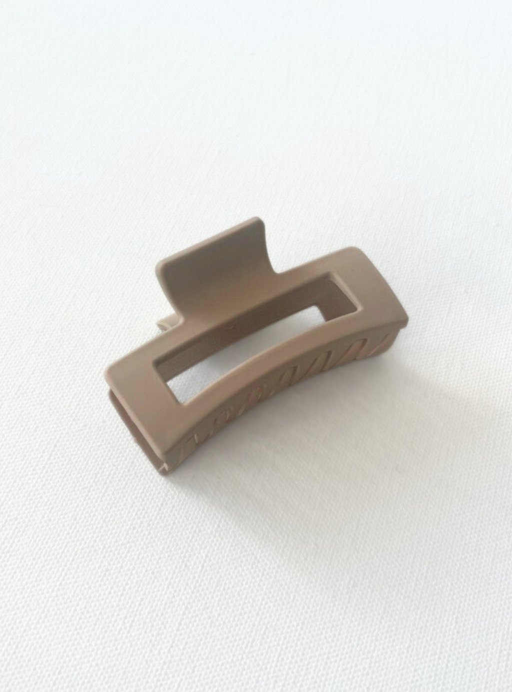 QUINN MATTE CLAW CLIP - Latte