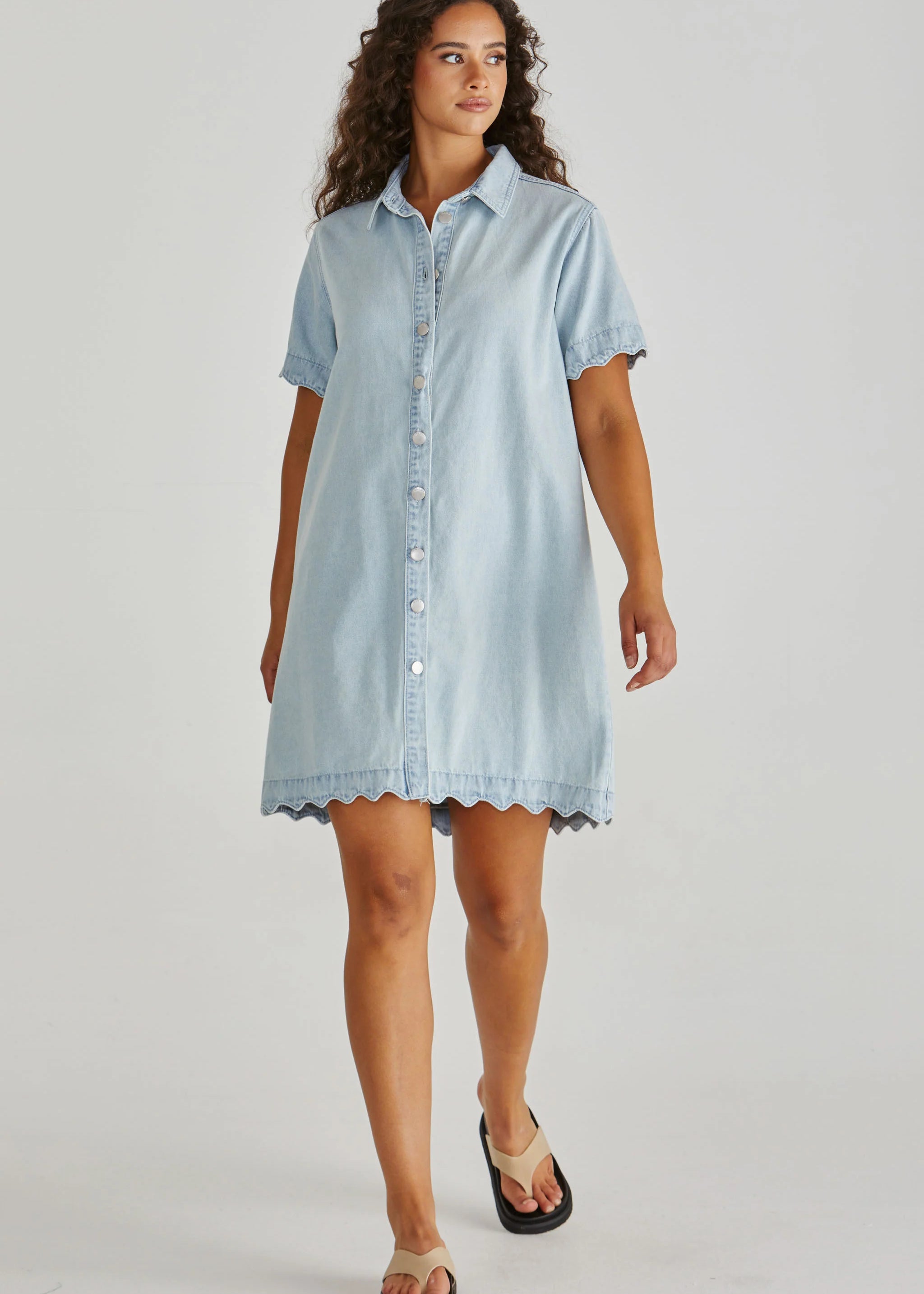 VALE SCALLOPED DENIM DRESS - Bleach