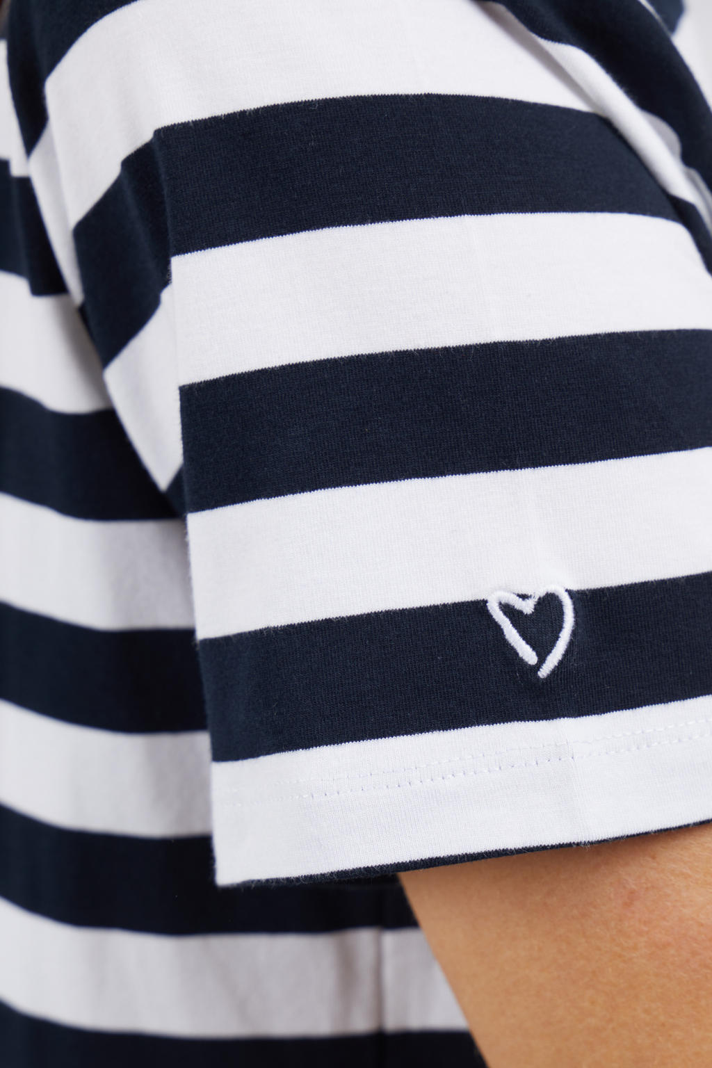 FORTUNE STRIPE VEE TEE - Navy and White Stripe