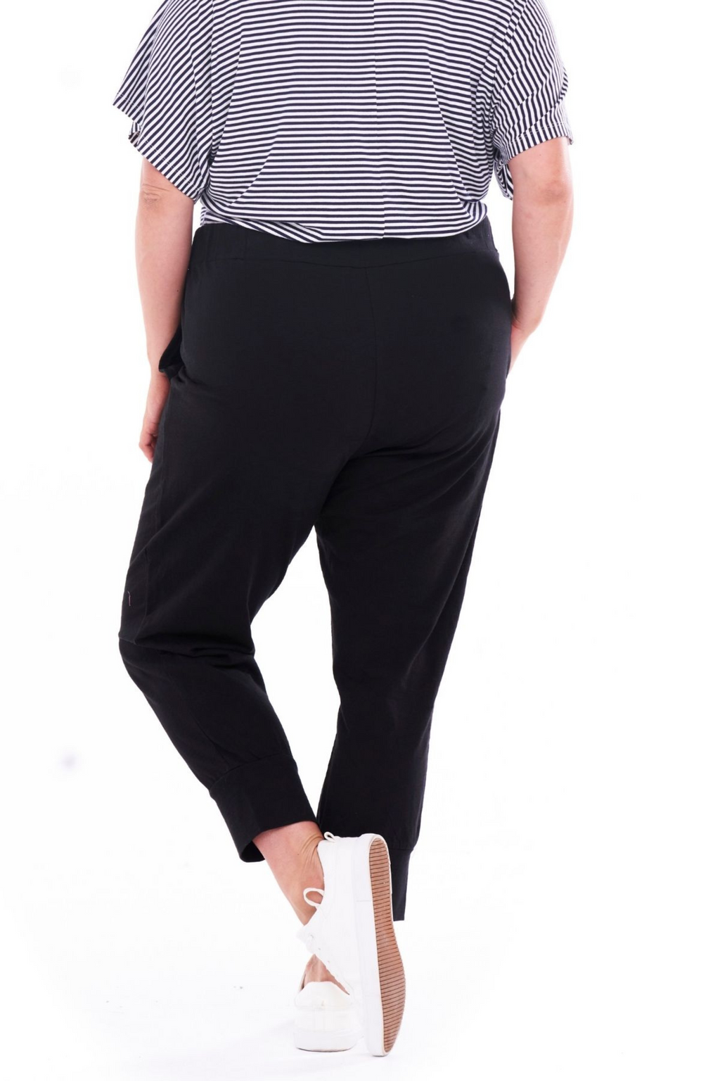 ALEXIA CROP JOGGER- Black